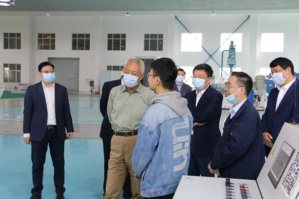 凌文副省长与济南大学学生亲切交流 凌文副省长与济南大学学生亲切交流